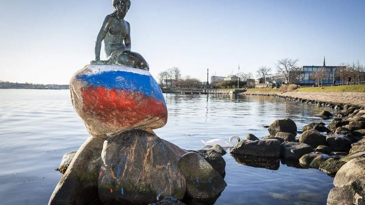 Vandalizan monumento de La Sirenita de Copenhague con la bandera rusa